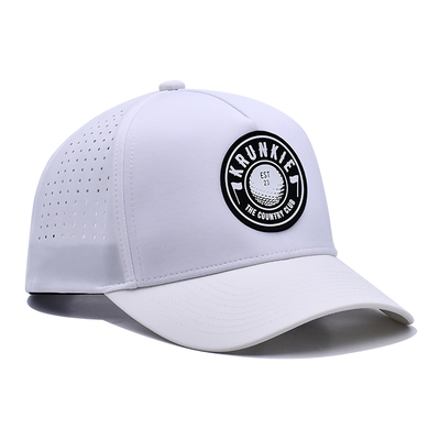 Gorra deportiva Dad Hat de rendimiento deportivo con logotipo de PVC de goma de 5 paneles personalizados por el fabricante, orificios cortados con láser y perforados, resistente al agua, resistente a los rayos UV, color blanco