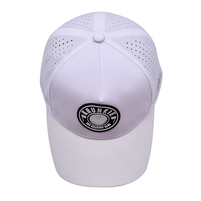 Gorra deportiva Dad Hat de rendimiento deportivo con logotipo de PVC de goma de 5 paneles personalizados por el fabricante, orificios cortados con láser y perforados, resistente al agua, resistente a los rayos UV, color blanco