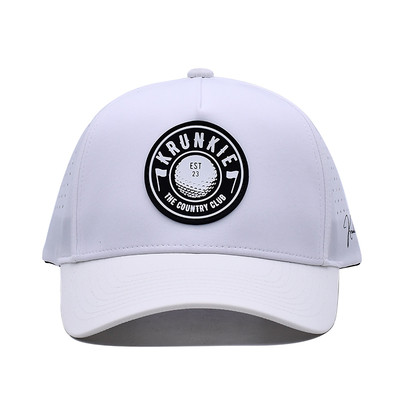 Gorra deportiva Dad Hat de rendimiento deportivo con logotipo de PVC de goma de 5 paneles personalizados por el fabricante, orificios cortados con láser y perforados, resistente al agua, resistente a los rayos UV, color blanco