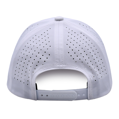 Gorra deportiva Dad Hat de rendimiento deportivo con logotipo de PVC de goma de 5 paneles personalizados por el fabricante, orificios cortados con láser y perforados, resistente al agua, resistente a los rayos UV, color blanco