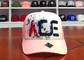 Logotipo rosado de seda del bordado de las gorras de béisbol de la lentejuela del borde de la curva/sombreros de moda del papá